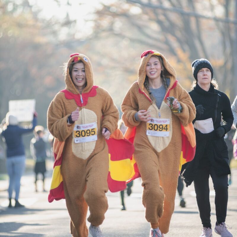 runners at the arlington turkey trot